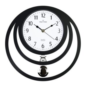 Kerek formájú, analóg falióra fehér számlappal, fekete színű műanyag tokban, ingás minőségi quartz szerkezettel
