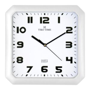 Kocka formájú falióra, modern fehér színű tokban, fehér számlappal,