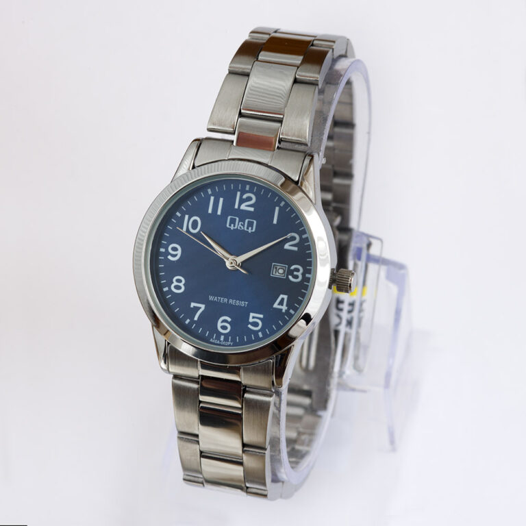 Q&Q  női karóra, ezüst színű acél szíjjal, ami a szemek kivételével rövidithető.