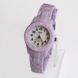 Q&Q kék színű szilikon szíjas női vagy gyerek karóra, világos lila színben, ( iskolás korú gyereknek is ),