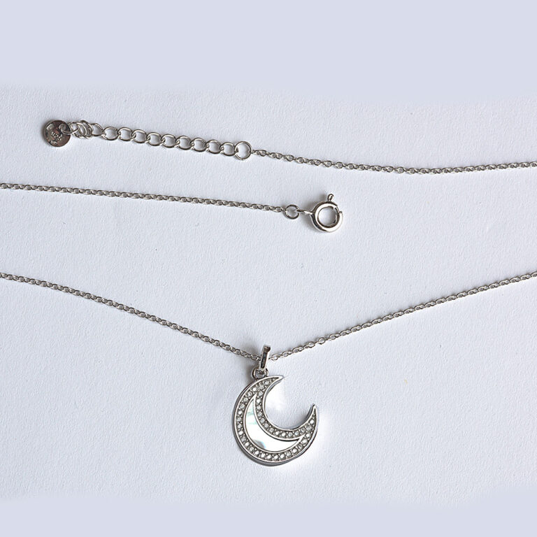 925-ös finomságú ezüst női nyaklánc, fehér cirkónia kövekkel, gyöngyház betétes hold medállal