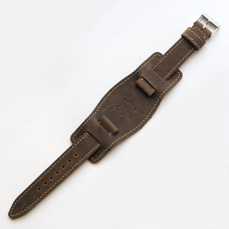 Magyar gyártású, jó minőségű valódi bőr pilóta óraszíj, matt barna színben. Szélesség: 16, 18, 20, 22  mm, az óratok méretétől függően változó a hosszúság.